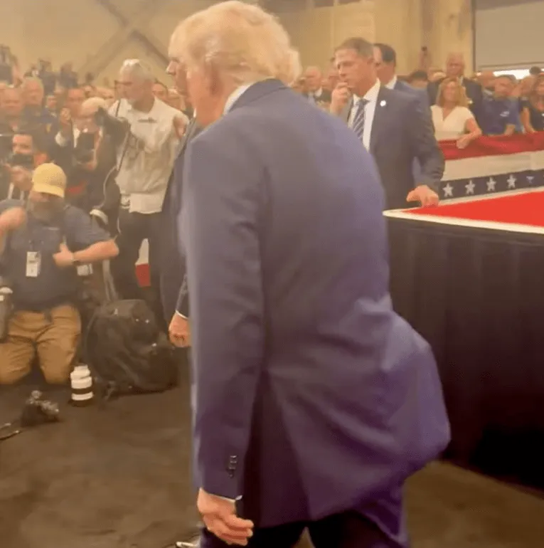 Misteriozna izbočina ispod Trumpovog odijela pokrenula lavinu nagađanja