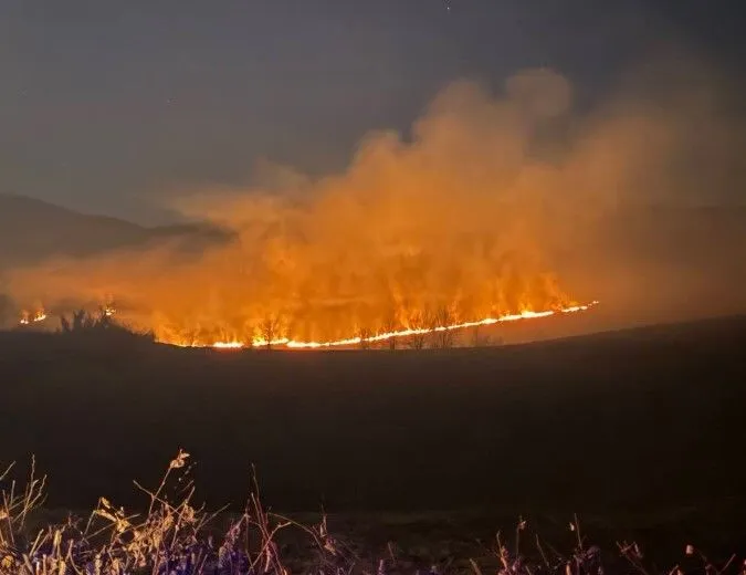 Vjetar budi već ugašene vatre