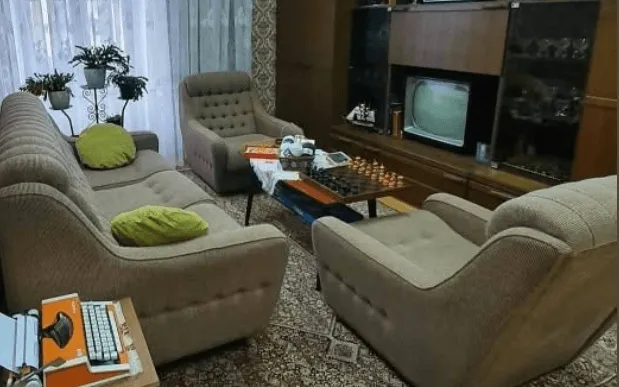 Ovako je izgledao gotovo svaki stan u Jugoslaviji, svi gledaju u jedan predmet sa slike