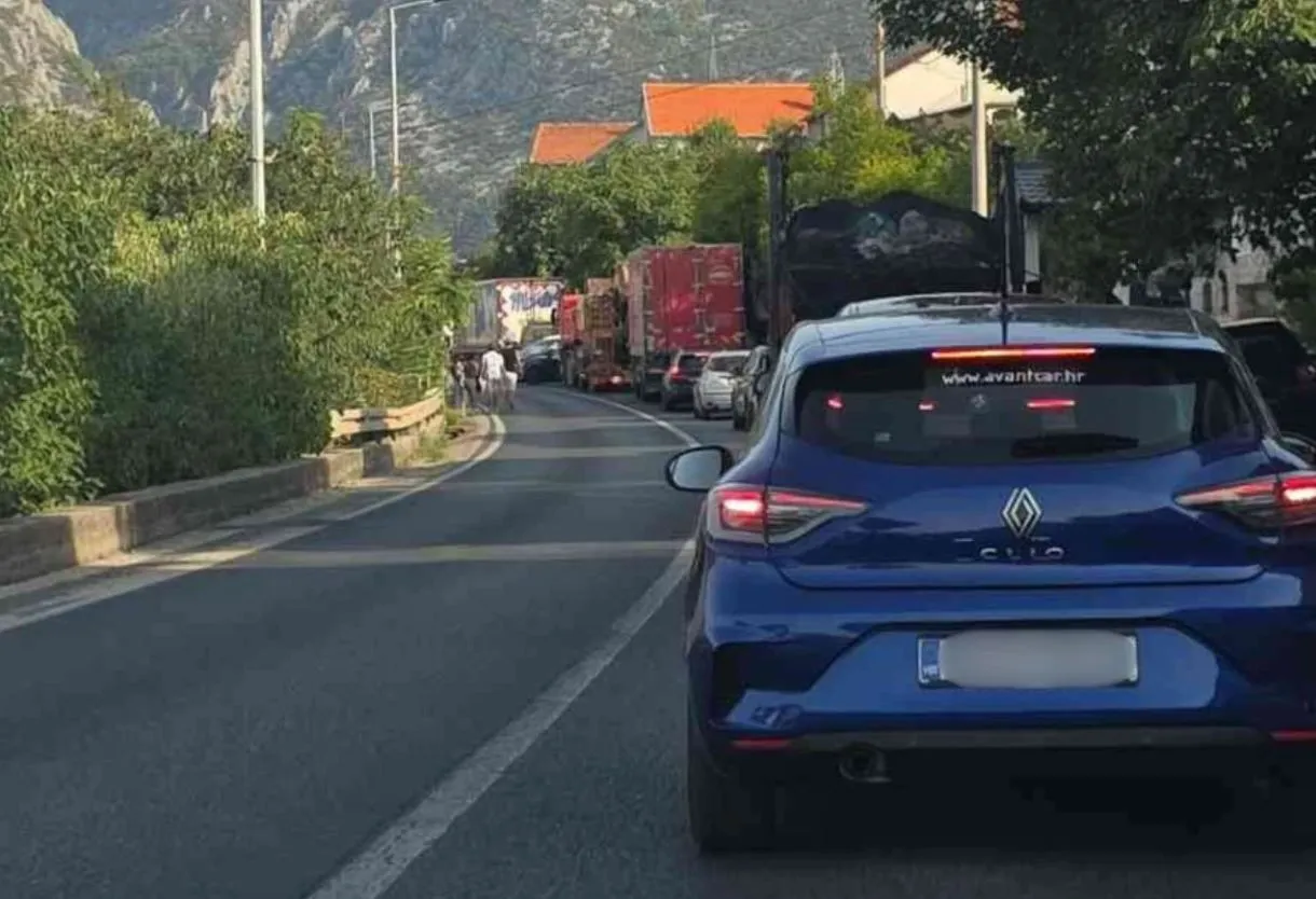 Teška nesreća na putu M-17, automobil usmrtio pješaka, obustavljen je saobraćaj