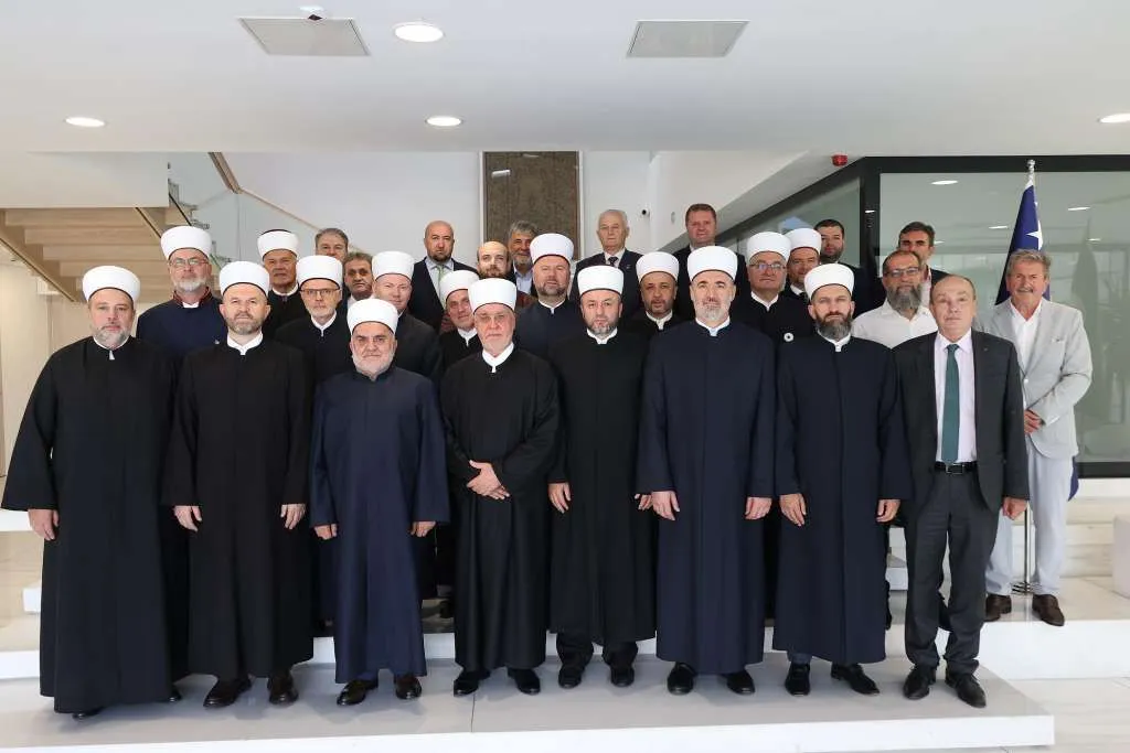 Potpisnici Povelje o jedinstvu Islamske zajednice u Sandžaku i Srbiji kod reisa Kavazovića