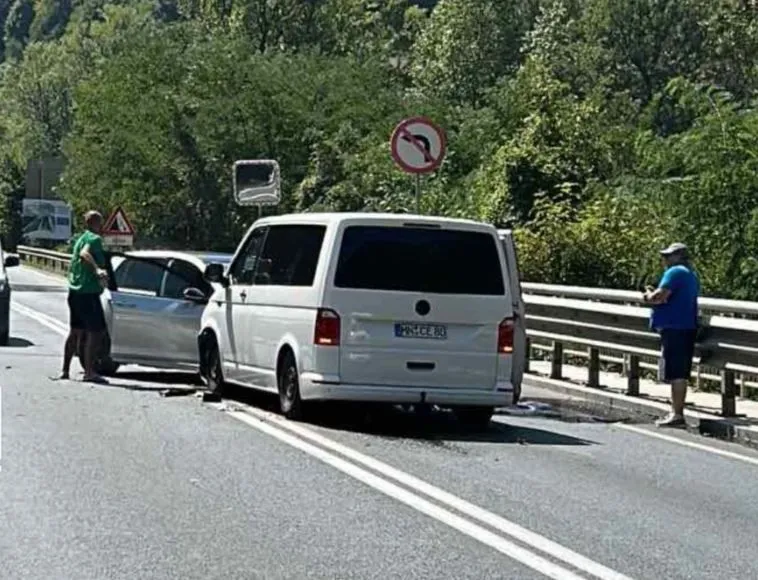 Strahovit sudar automobila i kombija na putu M-17, više osoba prevezeno u bolnicu