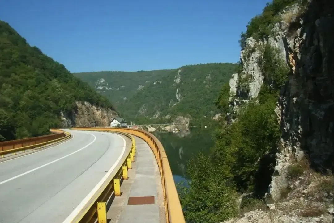 Zbog radova u potpunosti obustavljen saobraćaj na dvije magistralne ceste u BiH