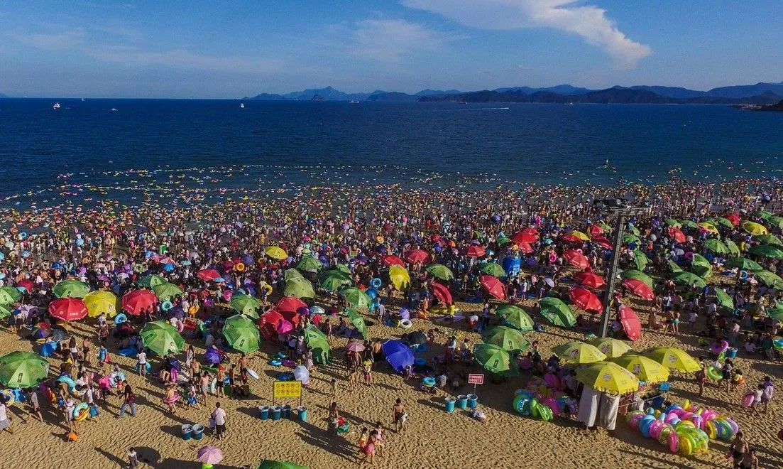 Na plaži dugoj samo 1,8 kilometara bude i 80.000 ljudi, prizori izgledaju nestvarno
