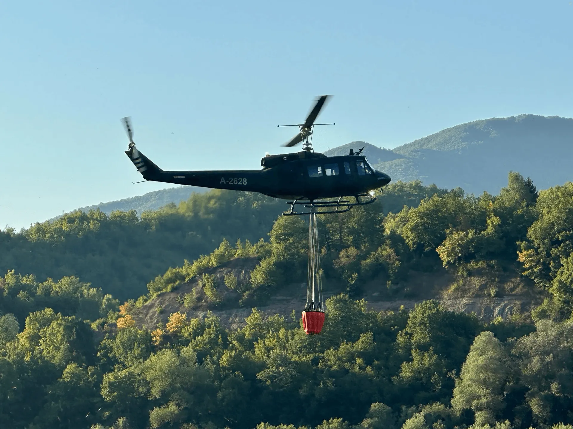OS BiH nastavljaju gasiti požare u zemlji, helikopteri u pripravnosti zbog minskog polja
