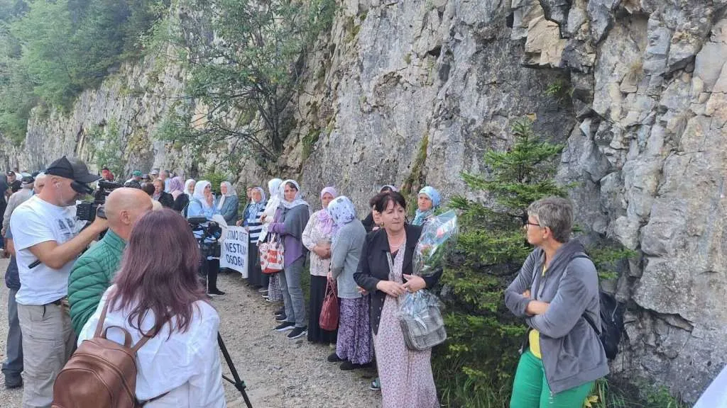 Sjećanje na ubijene na Korićanskim stijenama: Opomena mladima i apel za spomen-obilježje