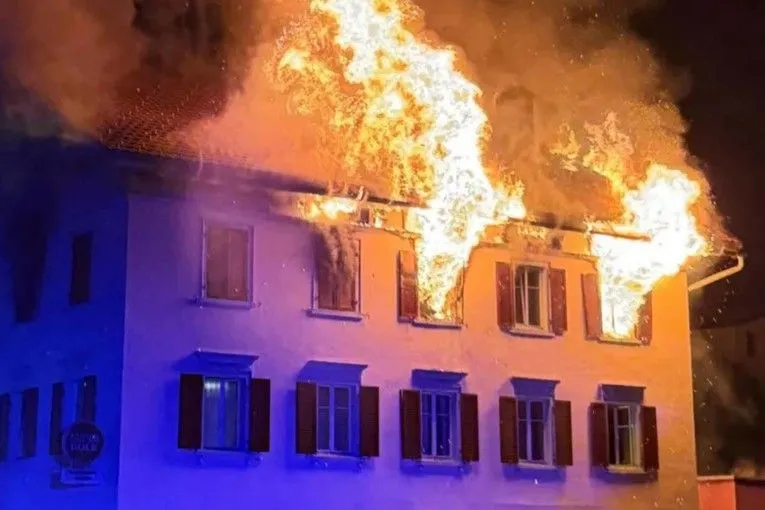 Požar u Švicarskoj uništio zgradu, pet osoba nestalo, više povrijeđenih