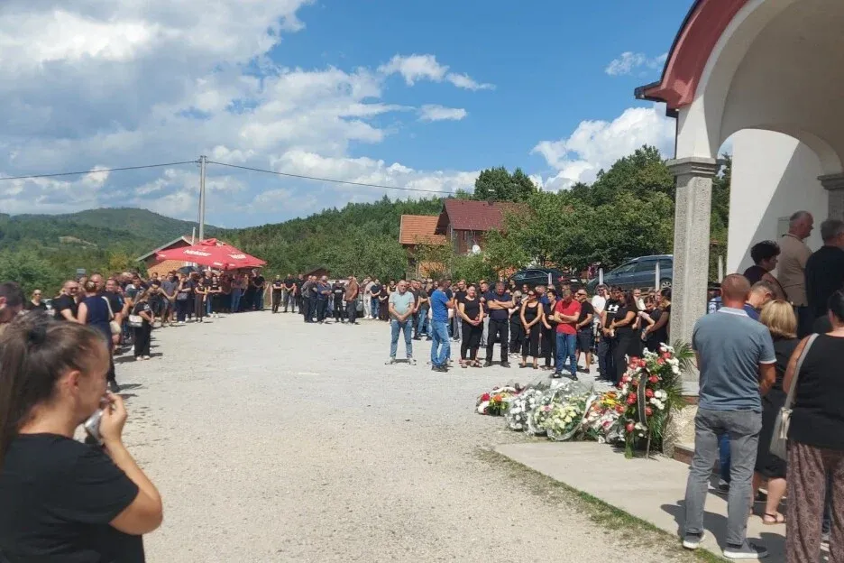 Veliki broj ljudi oprostio se od Dragane Antešević, stradale u požaru kod Omiša