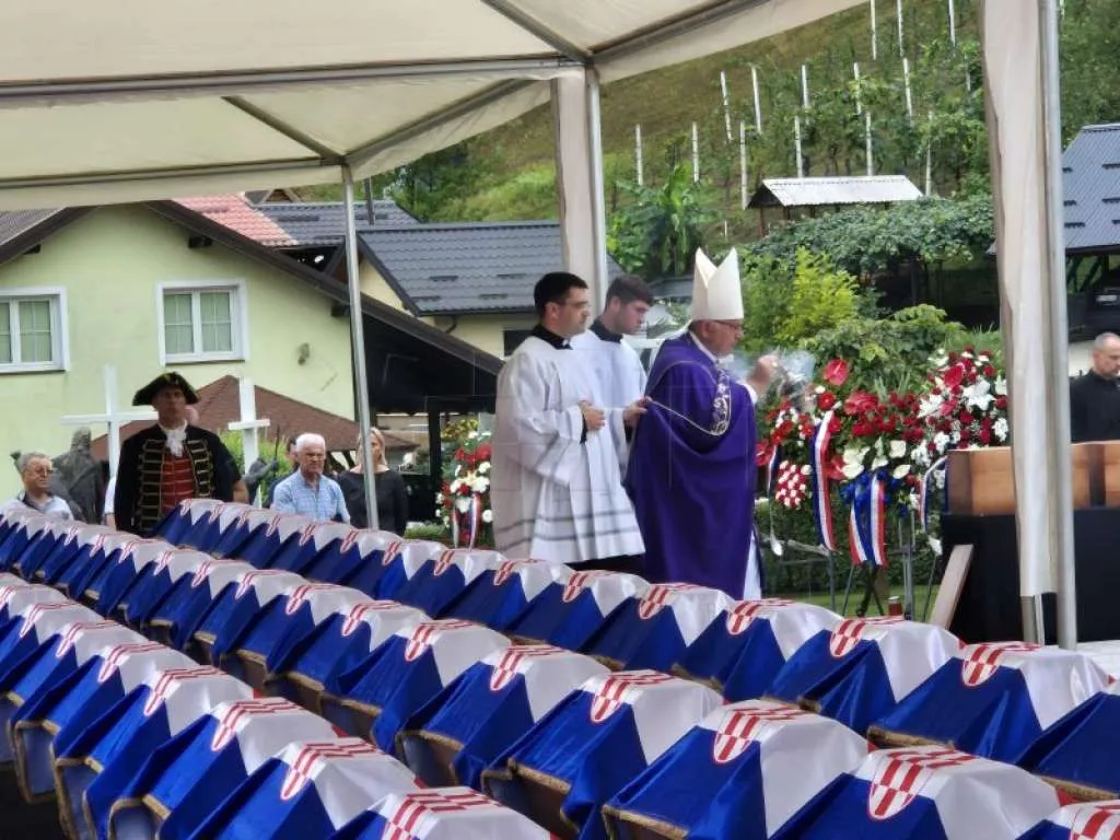 Iz četiri grobnice ekshumirano 500 žrtava, danas pokopane u Maclju