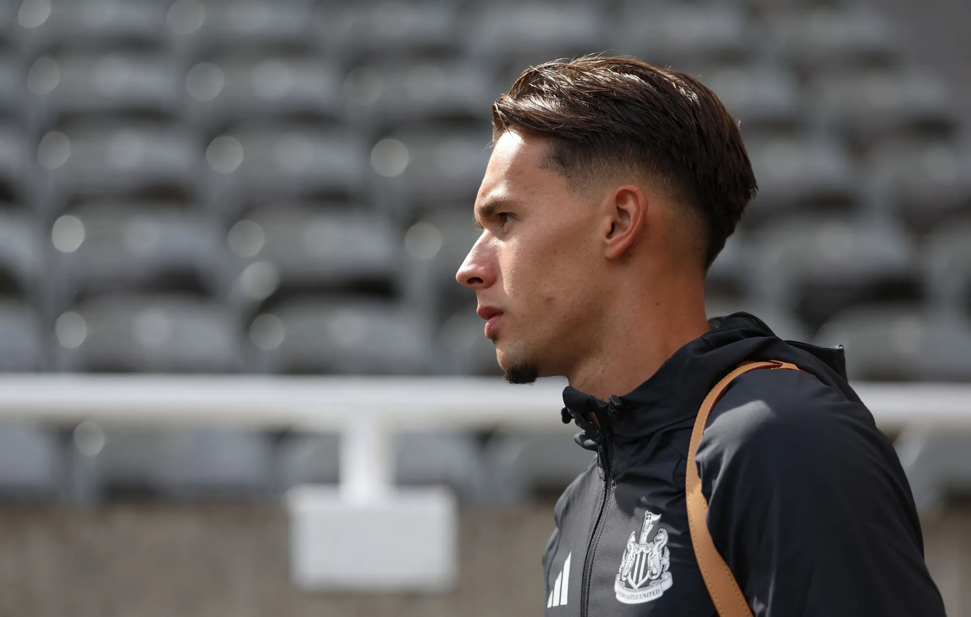 Spektakl na St. James' Parku, Amar Dedić debituje u Premier ligi protiv Liverpoola