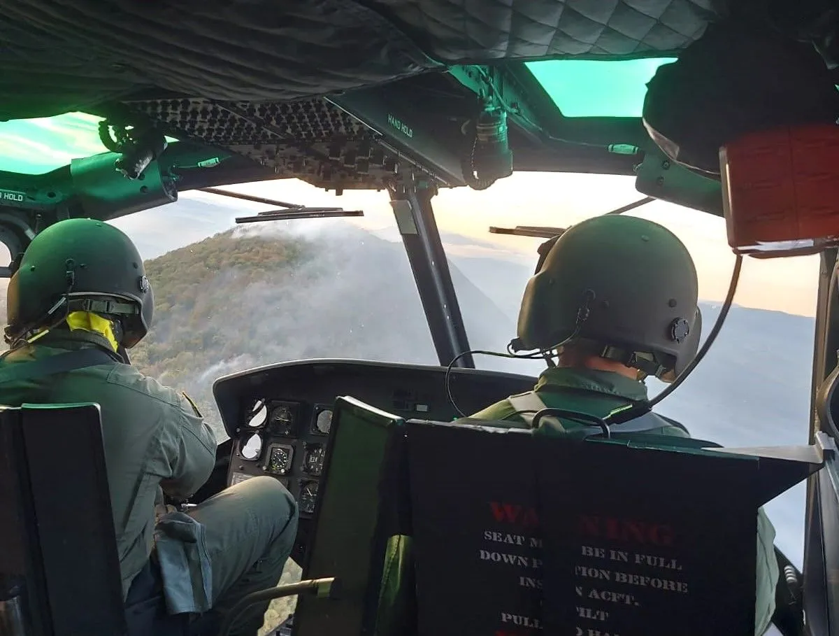 Helikopter OS BiH od jutros gasi požar na nepristupačnom terenu kod Trebinja