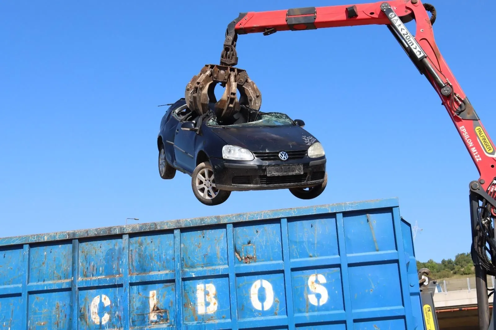 MUP KS uništio 31 automobil, oduzeti su od višestrukih prekršilaca, najmlađi bio Golf 6