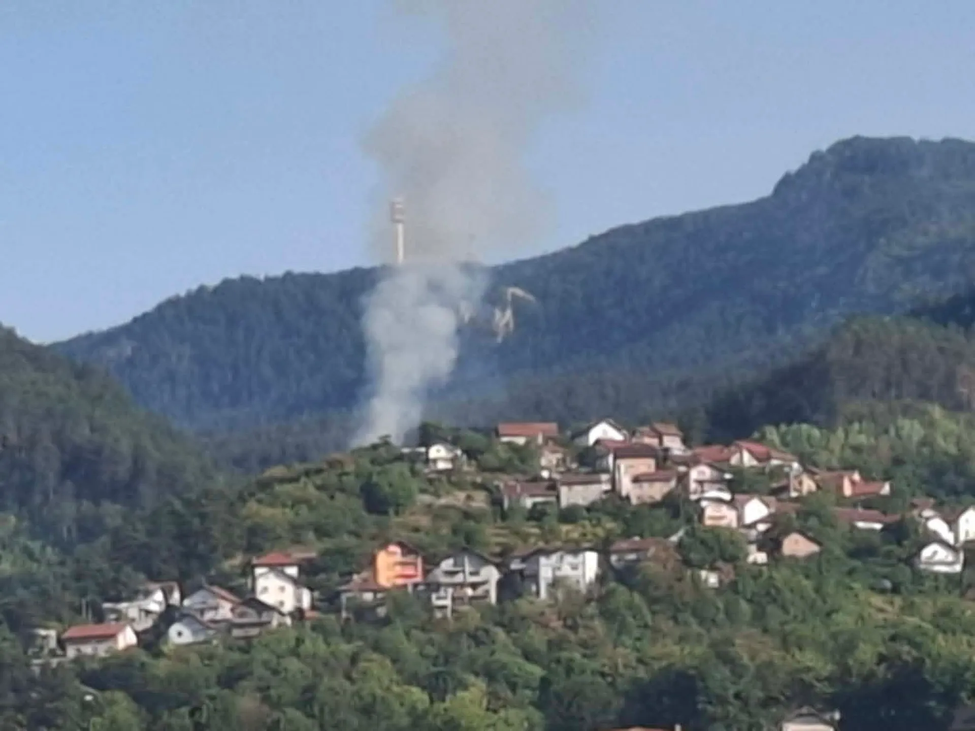 Vatrogasci spriječili širenje vatre prema kućama u Bostarićima