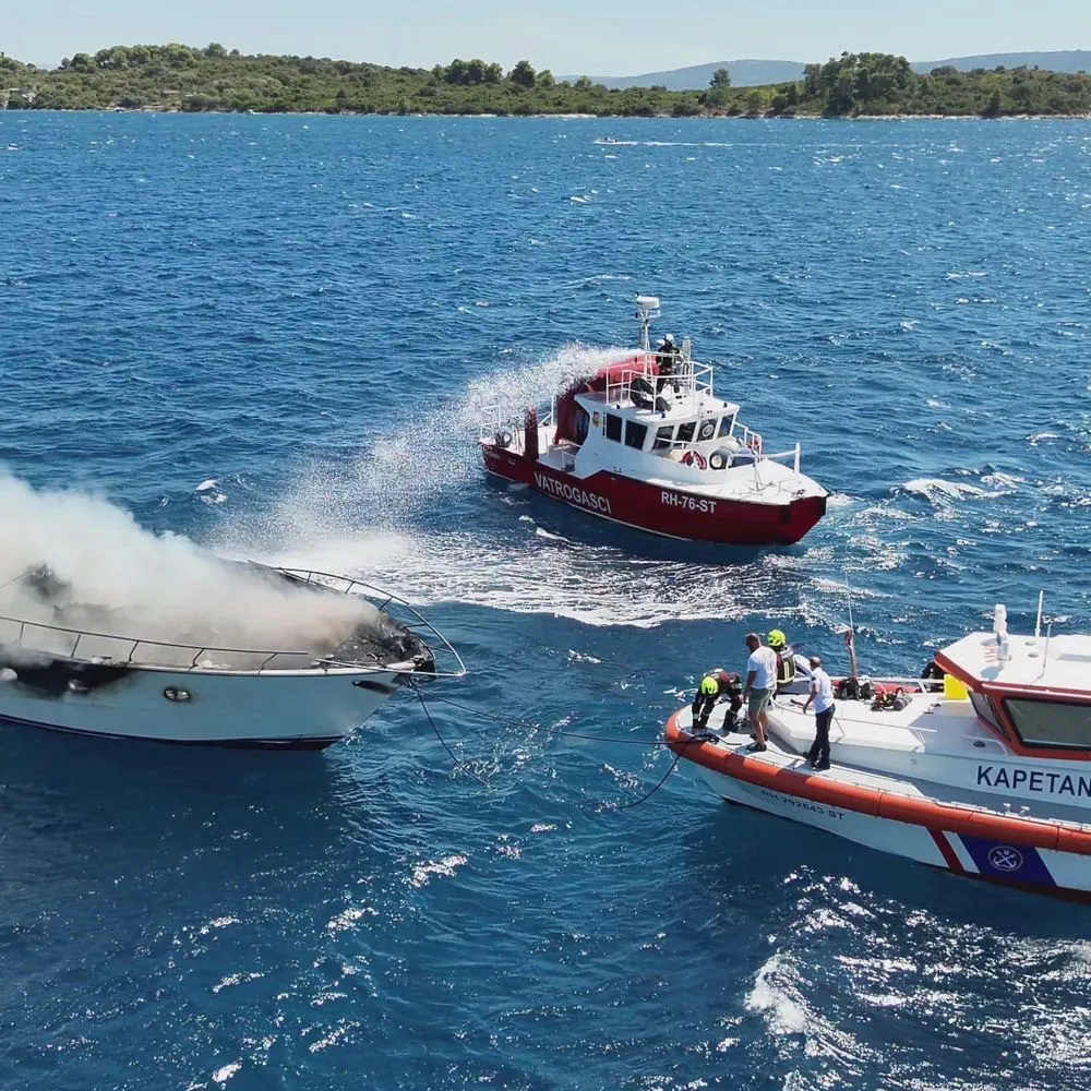 Požar, jahta, akvatorij Čiovo, hrvatska, Jadran, more