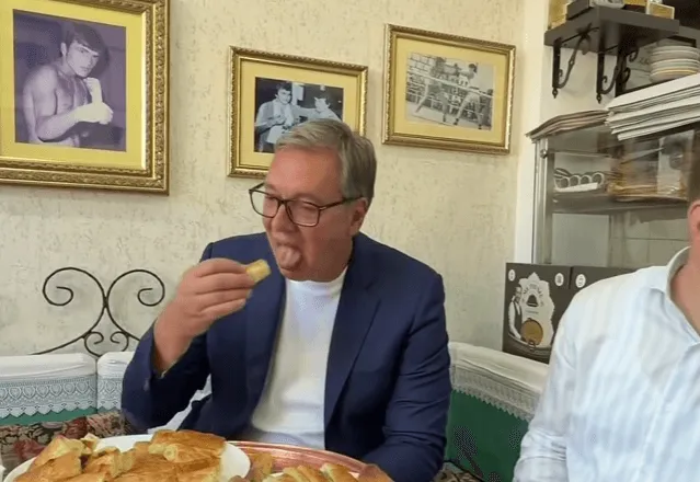 Vučić uživao u zeljanici kod Jasmina, poručio da u Novom Pazaru niko ne ostaje gladan