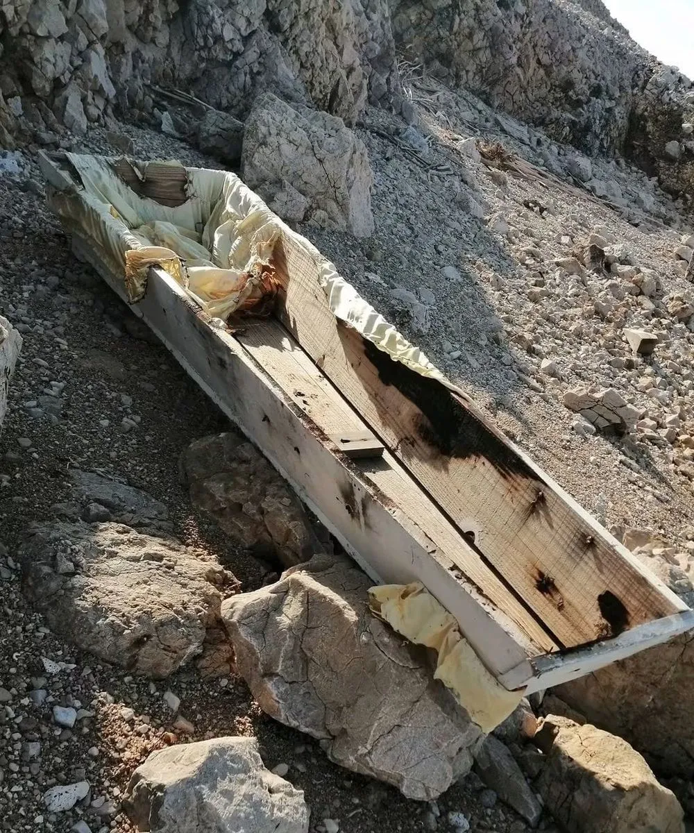 Mrtvački sanduk na plaži na Pagu