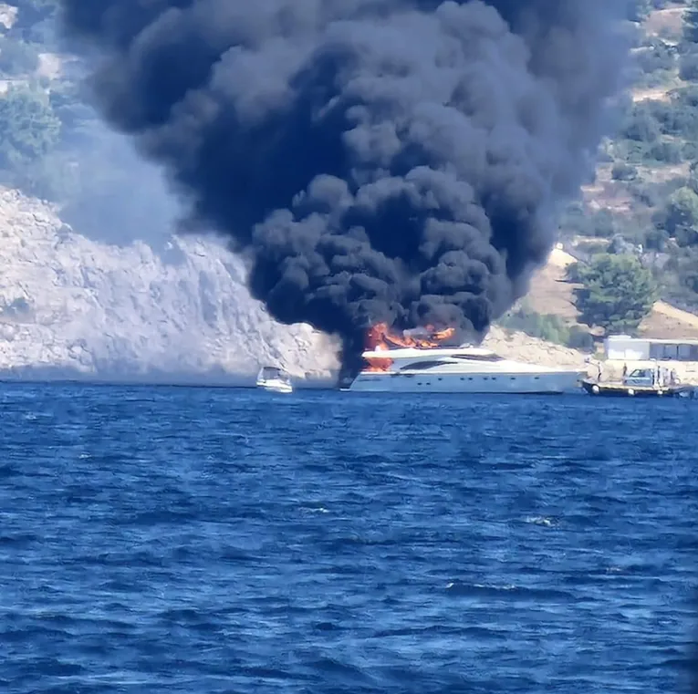Dalmacija u plamenu: Kod Hvara buknuo požar, a kod Čiova gori jahta