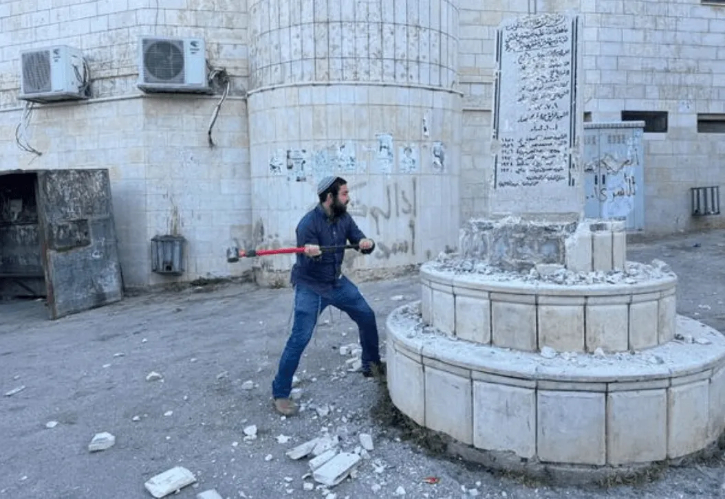 Izraelski zastupnik maljem rušio palestinski spomenik, vojnici stajali i gledali