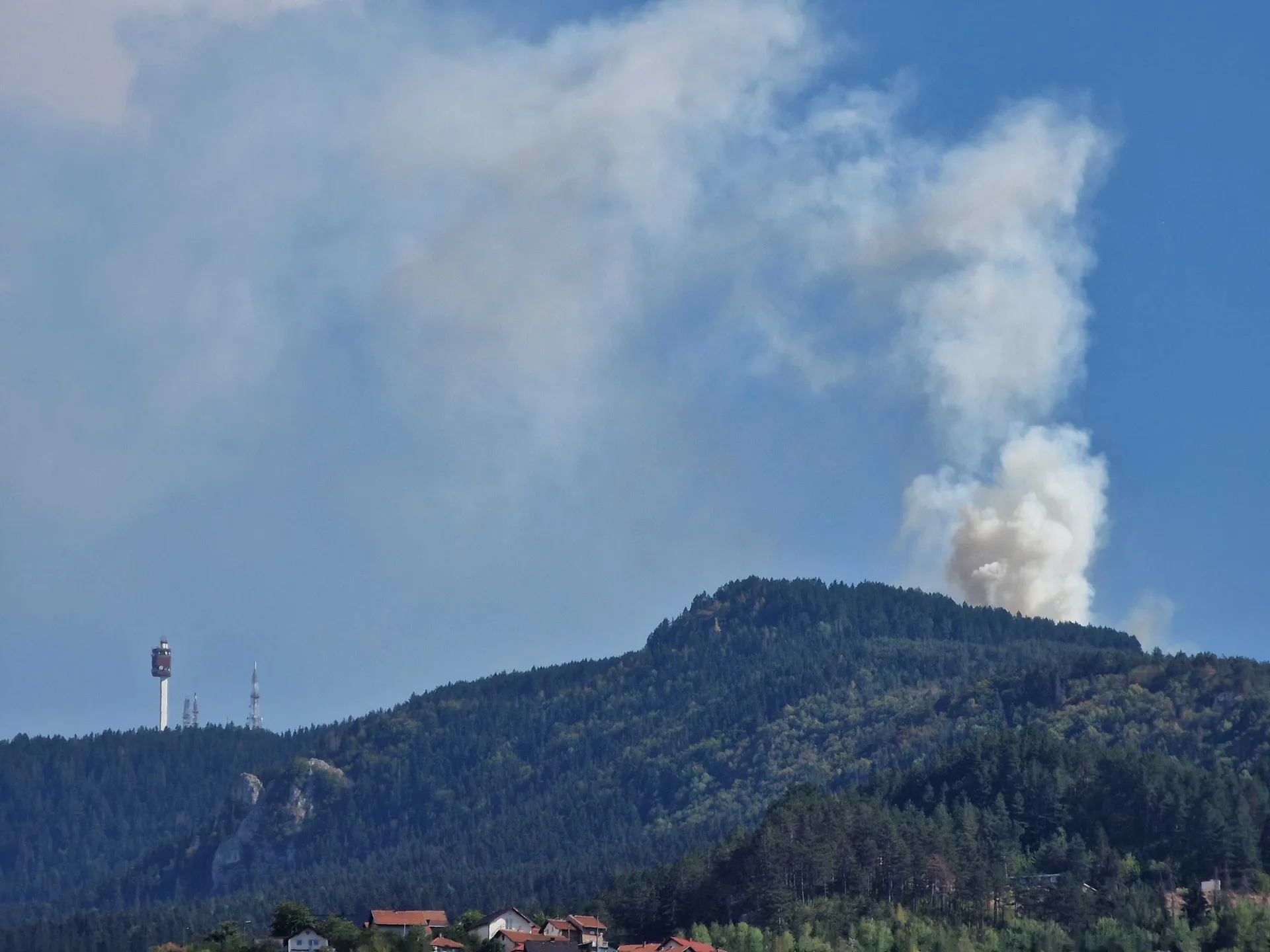 Stigla pomoć iz zraka: Helikopter počinje gasiti požar na Trebeviću
