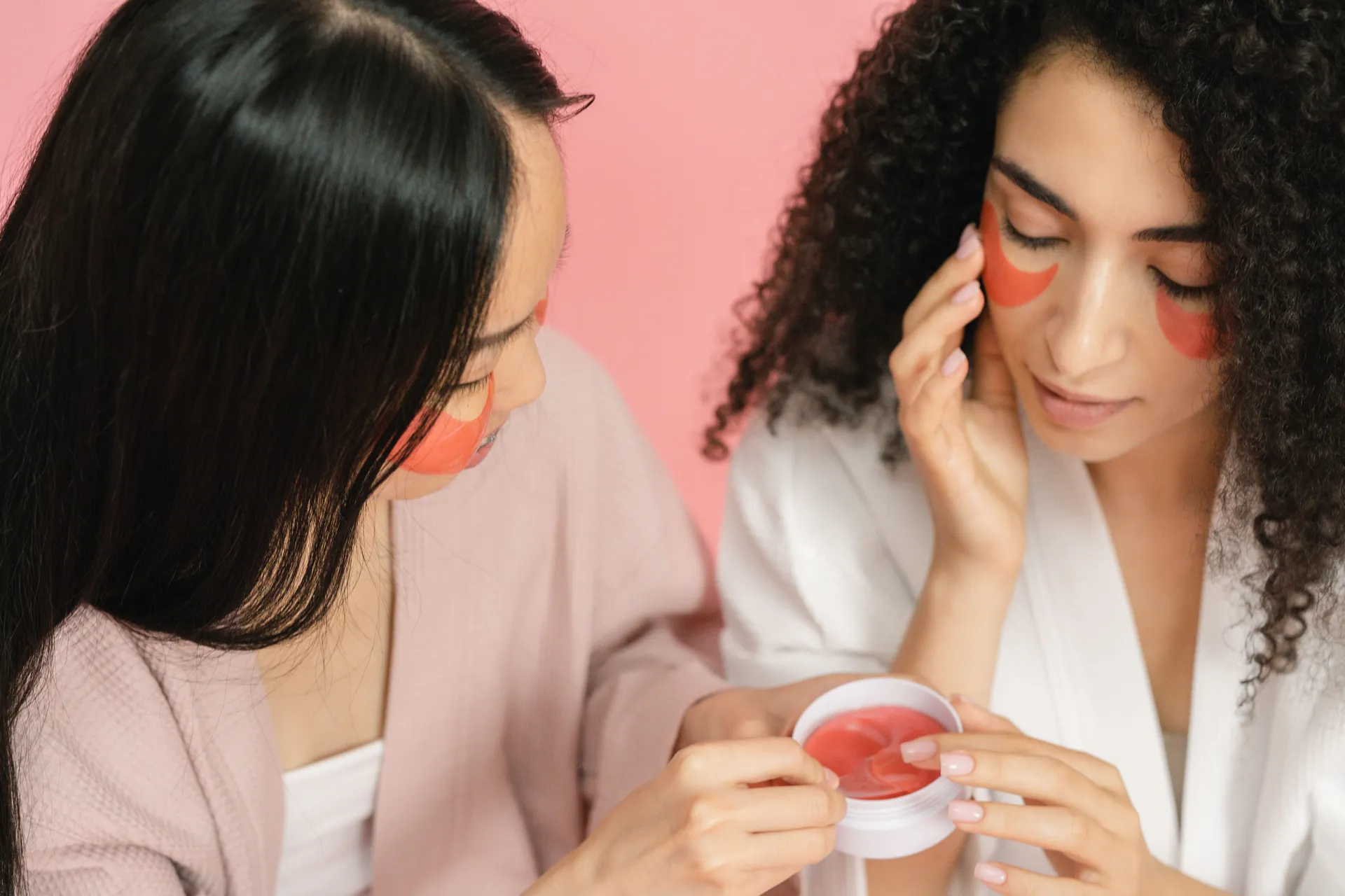 Podočnjaci ne nestaju za 15 minuta, ali ovaj beauty trik može osvježiti pogled
