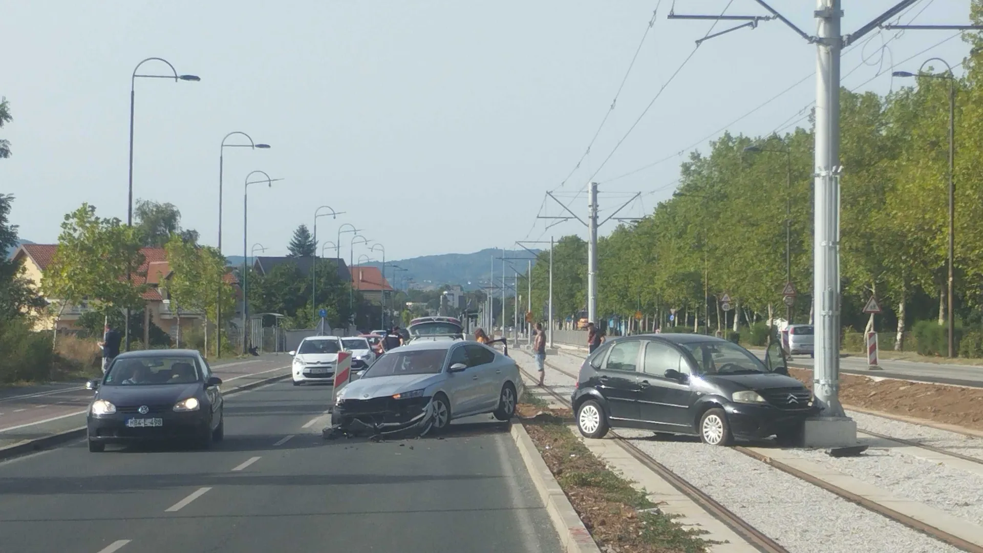 (FOTO) Saobraćajna nesreća u Sarajevu, automobil završio na tramvajskim šinama