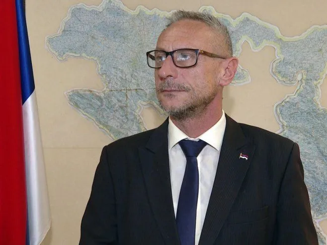 Ministar iz RS pozvao građane da večeras izađu na ulice i odaju počast zločincu Mladiću