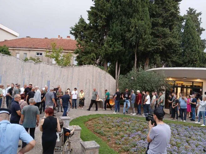 Pogledajte kako ljudi u RS odaju počast osuđenom ratnom zločincu Ratku Mladiću