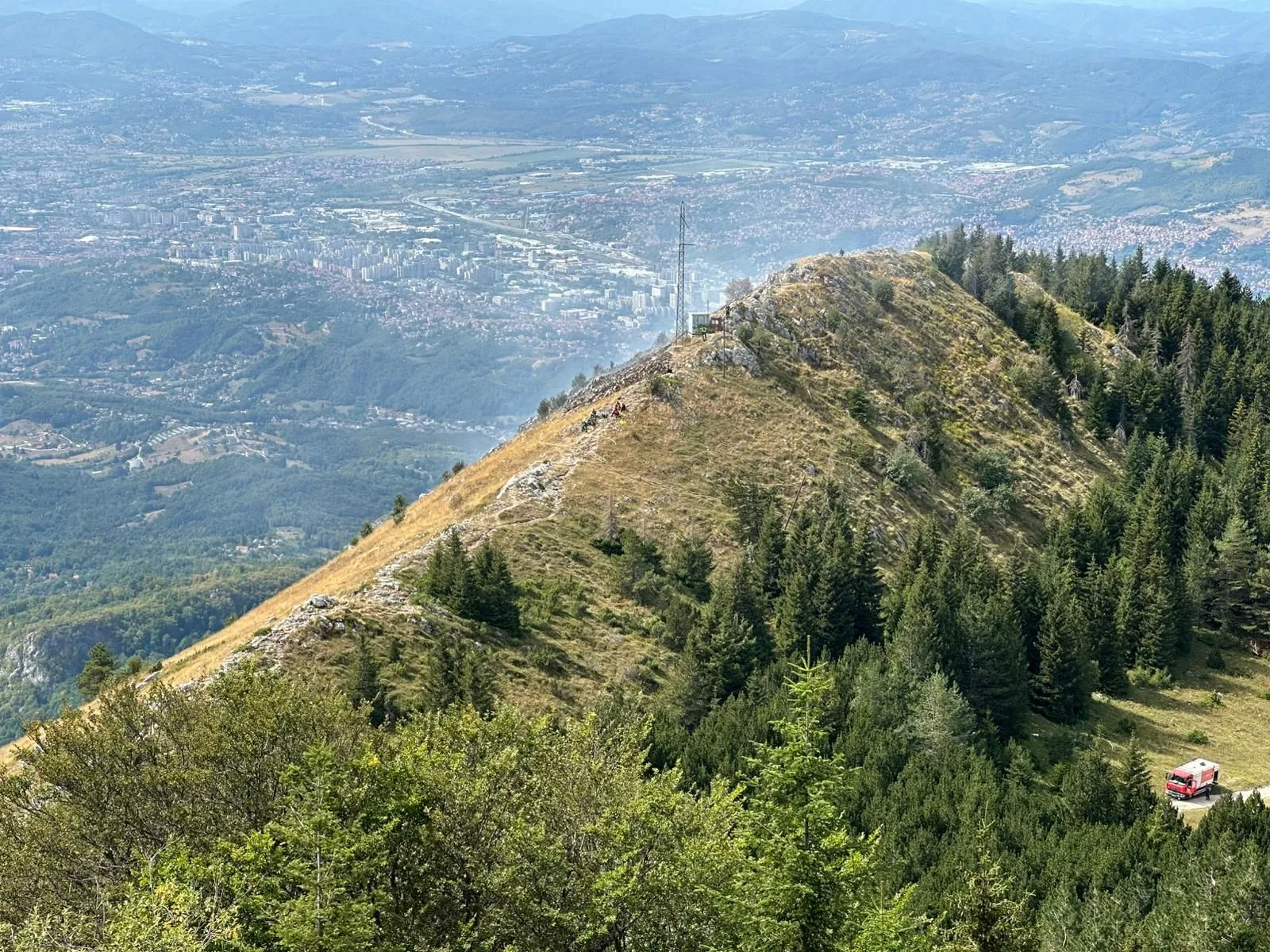 Požar ponovo bukti na Trebeviću: Najveći problem predstavlja nepristupačan teren