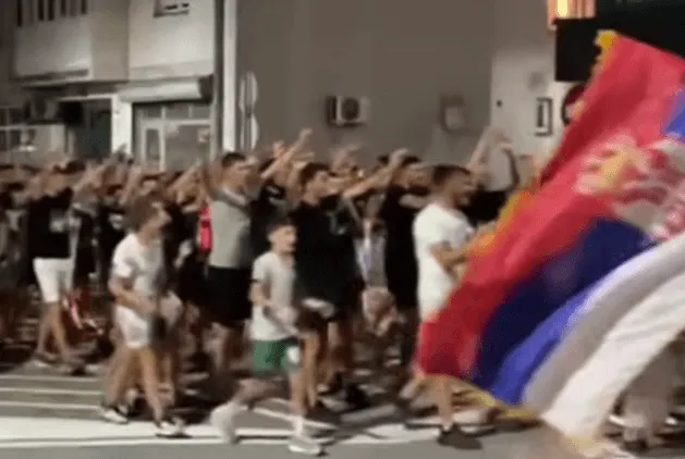 Masa ljudi prolazila pored džamije u Zvorniku i skandirala "Ratko Mladić", među njima i djeca