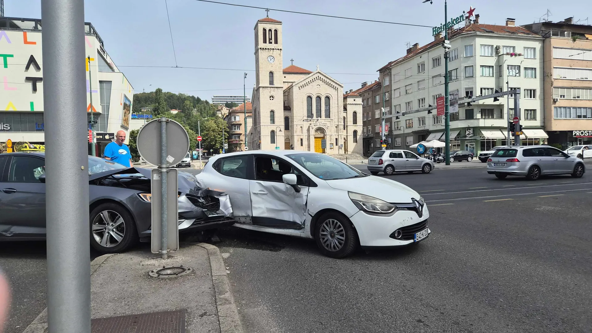 Sudar vozila napravio kolaps u centru Sarajeva, obustavljen tramvajski saobraćaj