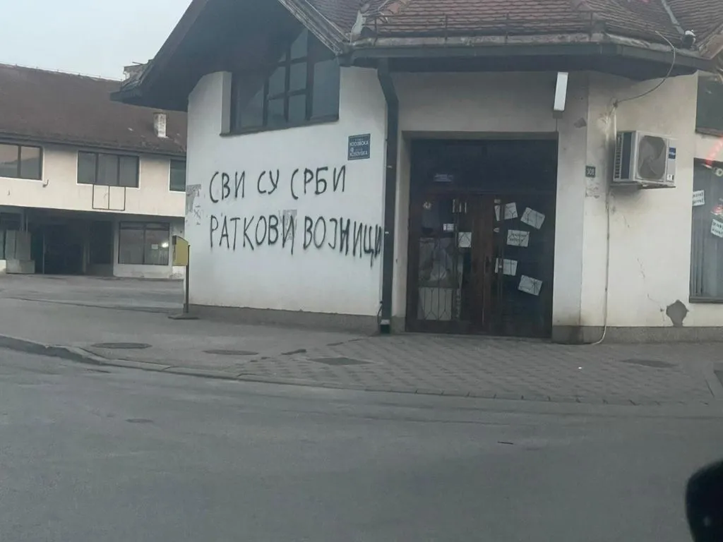 "Svi su Srbi Ratkovi vojnici": U Bratuncu osvanuo natpis u čast ratnog zločinca