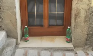 Zašto Italijani drže flaše vode ispred kuća? Razlog je mnogo zanimljiviji nego što mislite 