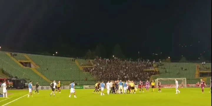 Sijevale iskre na Koševu nakon okončanja meča, pogledajte sukob igrača