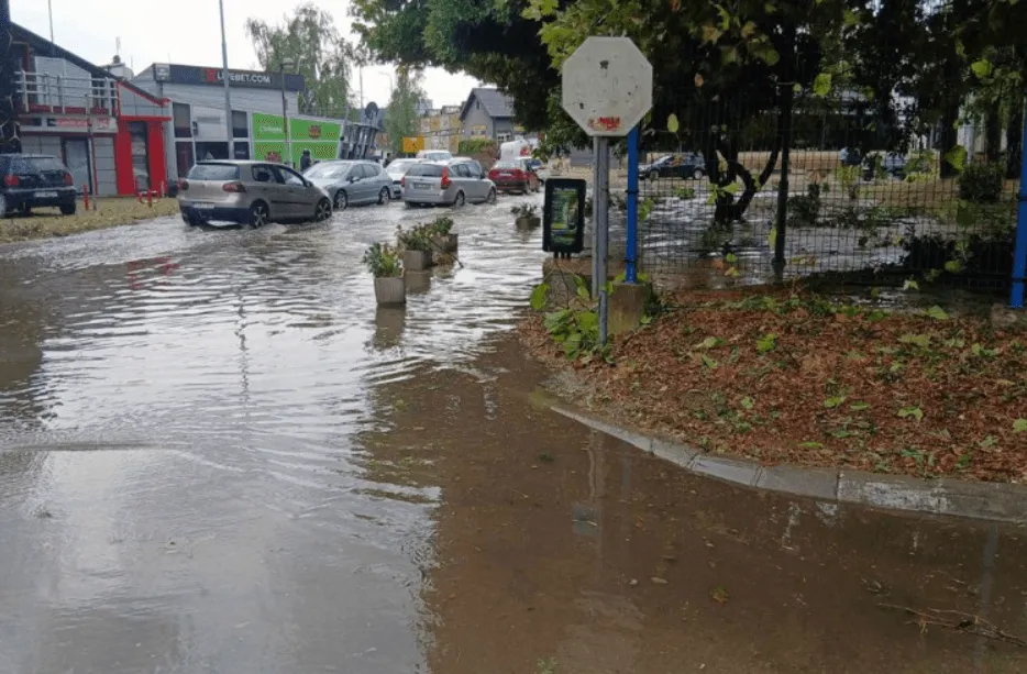 (FOTO) Superćelijska oluja "protutnjala" dijelom BiH, kompletan grad ostao bez struje