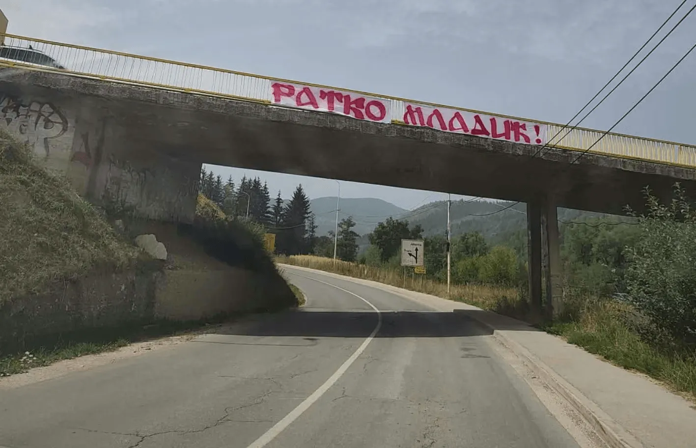 Na putu Pale – Jahorina postavljen transparent s imenom ratnog zločinca Ratka Mladića