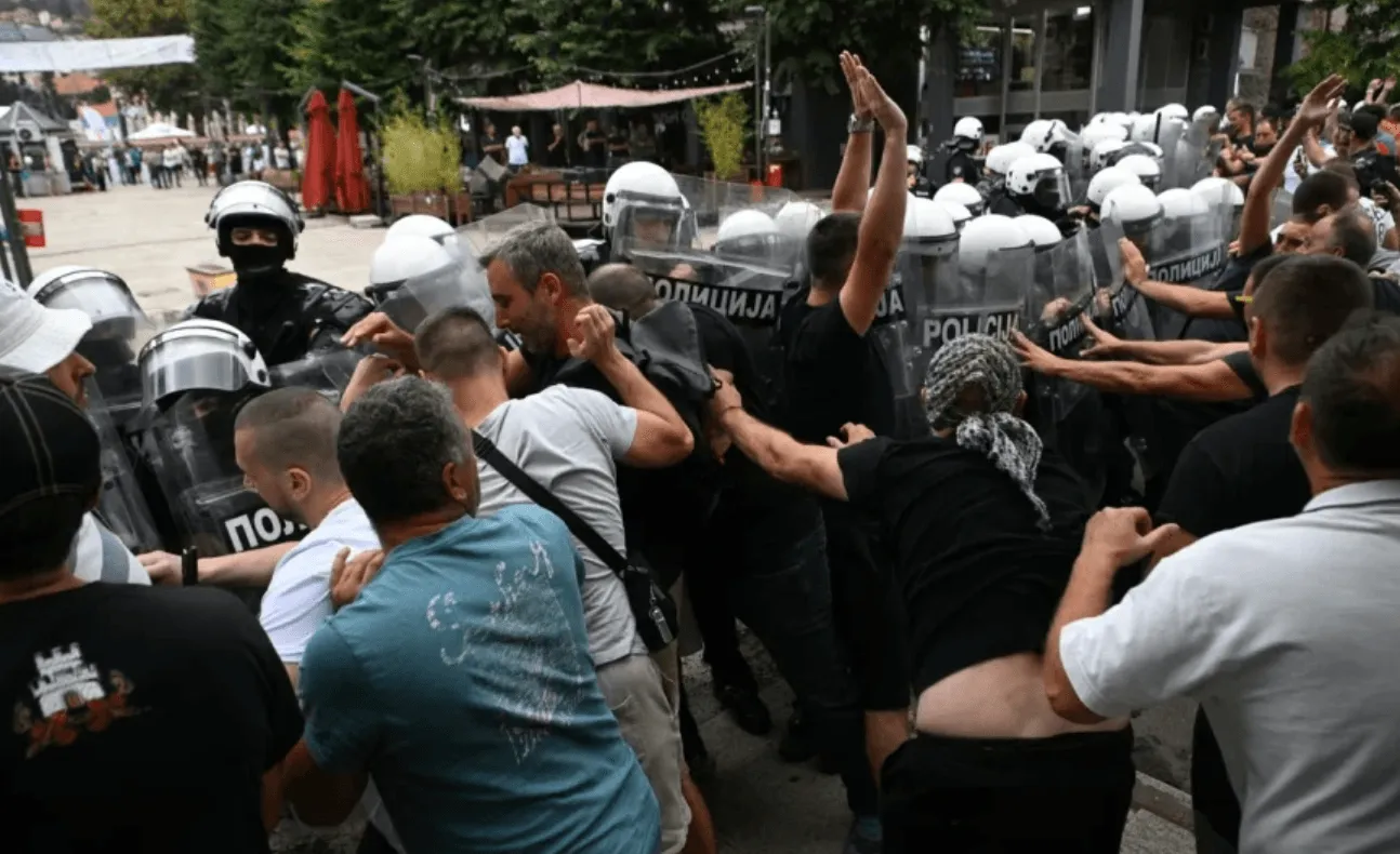 Haos u Užicu pred miting SNS-a: Policijski kordon razdvajao dvije grupe građana
