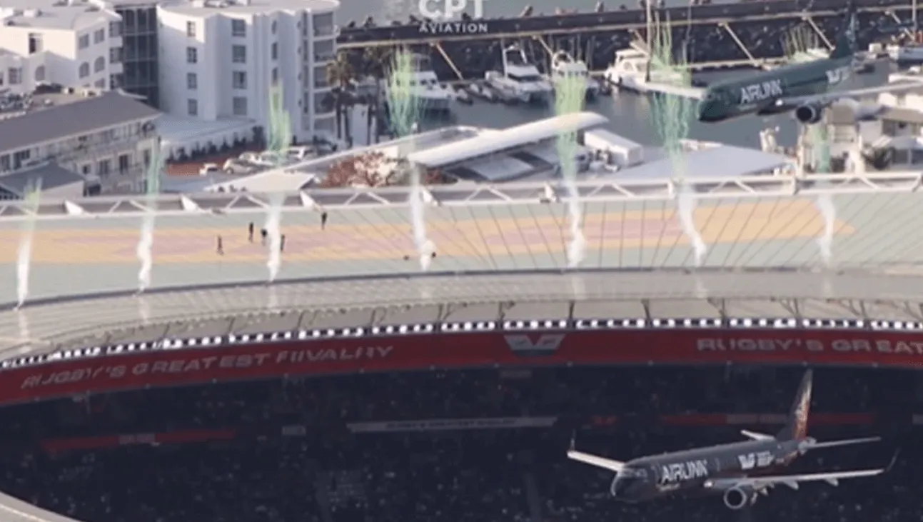 Ludost ili vrhunsko umijeće? Dva aviona izvela spektakularan prelet iznad stadiona