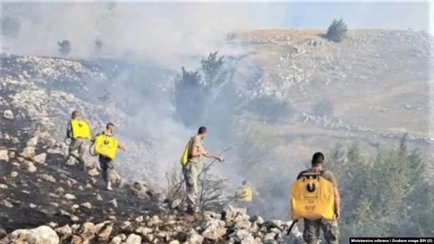 Nova borba s požarima kod Trebinja, helikopter ponovo izbacuje tone vode