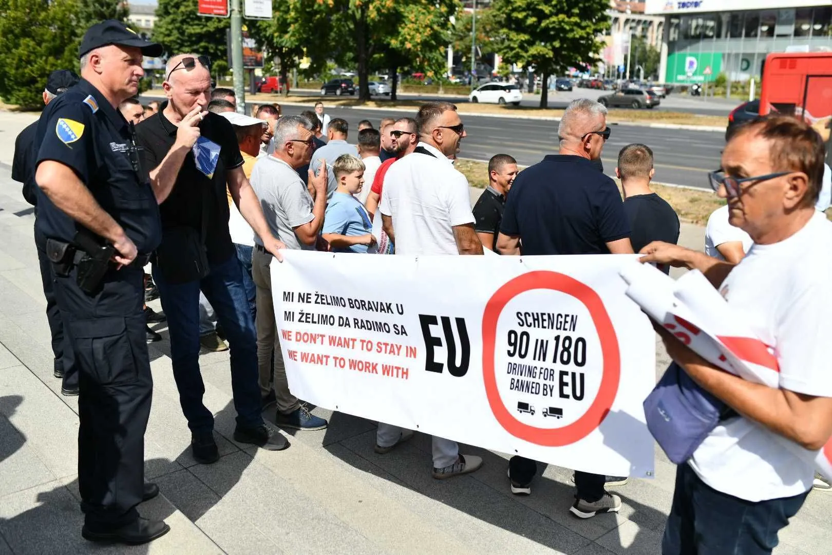 Počinje protest u Sarajevu: Prijevoznici se okupljaju ispred Parlamentarne skupštine BiH - slika 5