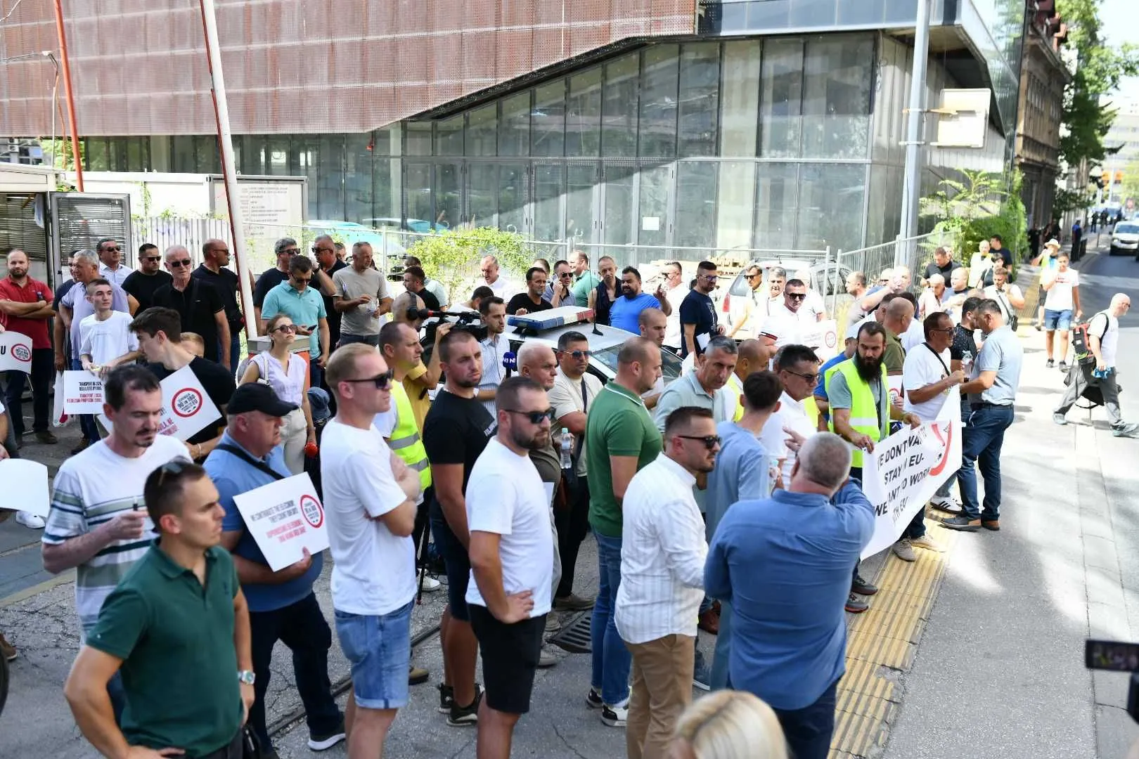 Prevoznici stigli ispred zgrade Delegacije EU u BiH, njihovi zahtjevi su jasni