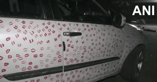 Koštala ga ljubav: Djevojka mu na vozilu ostavila 3.400 poljubaca, policija ga je kaznila
