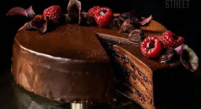 Čokoladna torta s malinama koja osvaja na prvi zalogaj, a izgleda raskošno