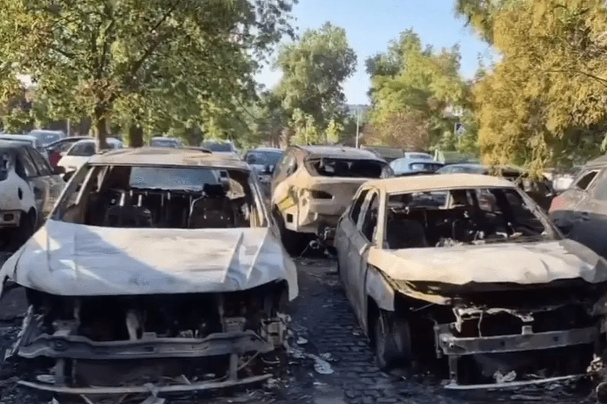 U požaru u Beogradu izgorjelo 10 automobila, sumnja se da je namjerno podmetnut