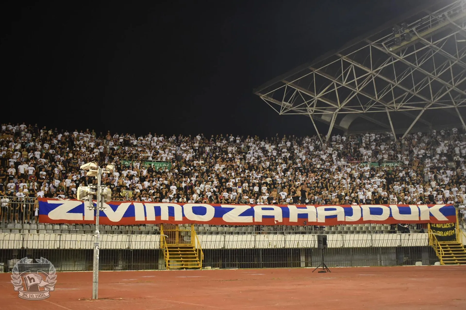 Torcida zapalila transparent fanova Ratka Mladića uz pjesmu "Auf Wiedersehen"