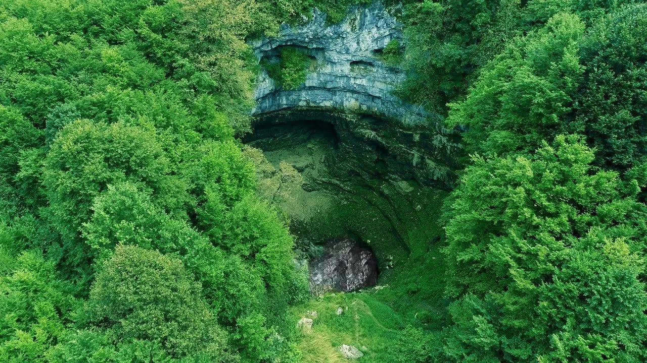 Neobično „oko“ skriveno u BiH, čudo prirode koje mijenja lice tokom godine