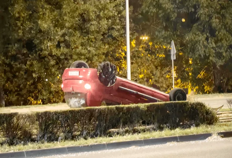 Automobil završio na krovu na šinama u Zagrebu, vozačica imala tri promila