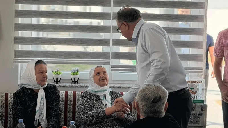 Nakon slučajeva veličanja Mladića, Nikšić posjetio Srebrenicu i poslao poruku