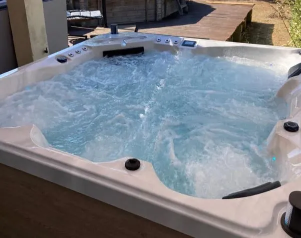 Bračni par umro zbog greške na jacuzziju u Španiji: "Borili su se za život"