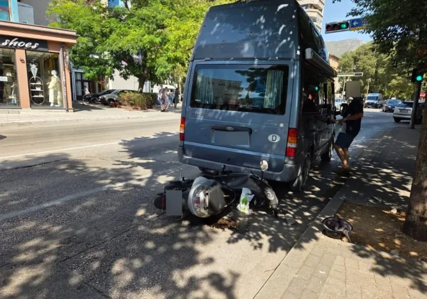 Saobraćajna nesreća u Mostaru, sudarili se kombi i skuter u Mostaru
