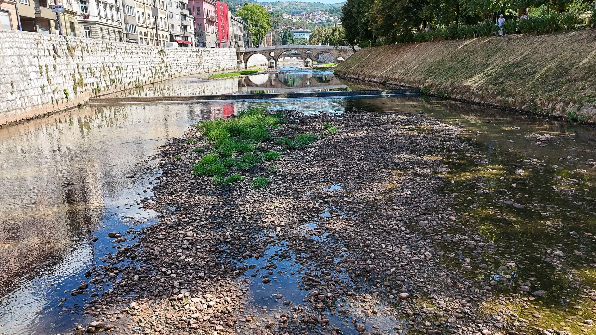 Zabrinjavajući prizori iz Sarajeva, Miljacka na veoma niskom vodostaju